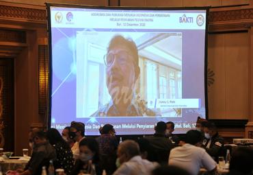Menteri Komunikasi dan Informatika Johnny G Plate menyampaikan sambutan secara virtual saat kegiatan Sosialisasi dan Publikasi Menjaga Indonesia dan Perbatasan Melalui Penyiaran Televisi Digital, di Badung, Bali, Sabtu (12/12/2020). (antarafoto)