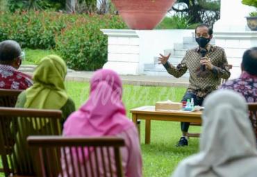 Presiden Serahkan Bantuan Modal Kerja untuk Ringankan Beban di Saat Pandemi