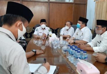 Pertemuan bersama Rektor Universitas Dehasen (Unived) Prof. Dr. Kamaludin, S.E., M.M di Ruang Yayasan, Unived