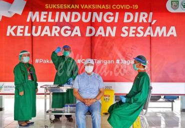 Gubernur Rohidin Divaksin Covid-19 Dosis Kedua