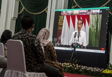 Presiden Republik Indonesia Joko Widodo memberikan arahan secara virtual kepada warga penerima bantuan sosial pada Peluncuran Bantuan Tunai Se-Indonesia Tahun 2021 secara virtual di Gedung Sate, Bandung, Jawa Barat, Senin (4/1/2021). - (antarafoto)