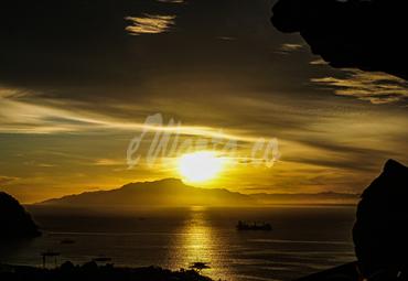 Sebuah kapal berlabuh di perairan Kota Jayapura, Papua, saat matahari terbit, Jumat (1/1/2021). - (antarafoto)