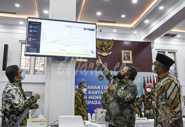 Menko PMK Muhadjir Effendy (kanan) menyimak penjelasan dari Menristek Bambang Brodjonegoro (kanan) tentang cara kerja alat deteksi dini COVID-19 bernama GeNose C19 pada layar televisi di Kantor Kemenko PMK, Jakarta, Kamis (7/1/2021) - (antarafoto)