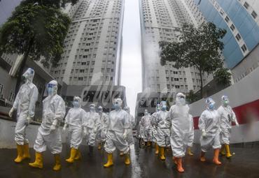 Sejumlah tenaga kesehatan berjalan menuju ruang perawatan pasien Covid-19 di Rumah Sakit Darurat (RSD) COVID-19, Wisma Atlet Kemayoran, Jakarta, Selasa (26/01/2021). - (antarafoto)