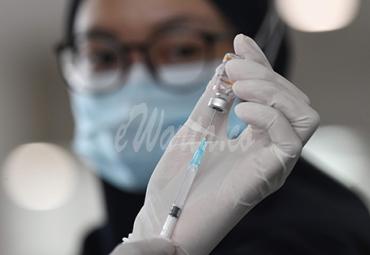 Petugas kesehatan menyiapkan vaksin Covid-19 Sinovac yang akan diberikan pada tenaga kesehatan di Rumah Sakit Darurat (RSD) Wisma Atlet, Kemayoran, Jakarta, Selasa (26/1/2021). - (antarafoto)