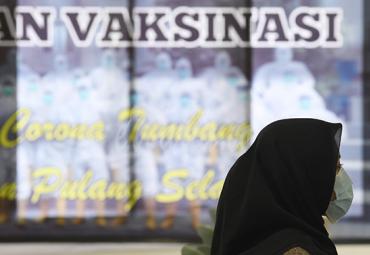 Seorang tenaga kesehatan antre untuk menerima suntikan vaksin COVID-19 Sinovac di Rumah Sakit Darurat (RSD) Wisma Atlet, Kemayoran, Jakarta, Selasa (26/1/2021). - (antarafoto)