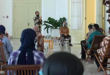 Presiden saat menyerahkan Bantuan Modal Kerja (BMK) kepada para pelaku UMK dengan didampingi oleh Menteri Sekretaris Negara, Pratikno, di teras Istana Kepresidenan Bogor, Jawa Barat, Jumat (08/01/2021).