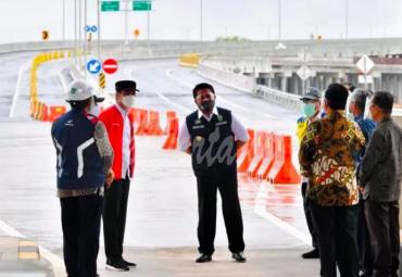 Presiden Joko Widodo saat hendak meninjau jalan tol ruas Kayu Agung - Palembang yang dimulai dari gerbang tol Kramasan hingga Jakabaring sepanjang sembilan kilometer pada Selasa (26/01/2021).