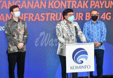 Menteri Kominfo Johnny G. Plate bersama Dirut BAKTI Kominfo, Anang Latif, wakil Kemitraan Fiberhome, Telkom Infra, dan Multitrans Data, Huang Liang dalam Konferensi Pers Virtual Penandatangan Kontrak Payung Penyediaan Infrastruktur BTS 4G 2021 dari Jakarta, Jumat (29/01/2020). - (AYH)