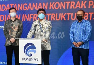 Menteri Kominfo Johnny G. Plate bersama Dirut BAKTI Kominfo, Anang Latif, wakil Kemitraan Fiberhome, Telkom Infra, dan Multitrans Data, Huang Liang dalam Konferensi Pers Virtual Penandatangan Kontrak Payung Penyediaan Infrastruktur BTS 4G 2021 dari Jakarta, Jumat (29/01/2020). - (AYH)
