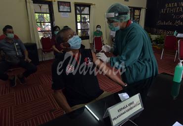 Petugas medis menyuntikkan vaksin COVID-19 Sinovac terhadap tenaga kesehatan saat simulasi di RSUD Wangaya, Denpasar, Bali, Jumat (8/1/2021). Simulasi tersebut untuk persiapan vaksinasi bagi tenaga kesehatan yang akan dilakukan pada 14 Januari 2021 mendatang. - (antarafoto)