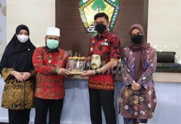 Helmi dan Adnan melakukan MoU atau kerjasama antara pemerintah Kota Bengkulu dengan Kabupaten Gowa.
