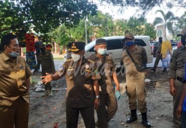 Pedagang di Sepanjang Pantai Panjang Ditertibkan
