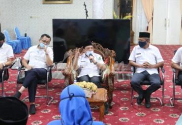 Wakil Walikota Dedy Wahyudi rapat bersama perwakilan guru, kepsek, K3S, MKKS, dari dinas pendidikan, BPBD, kesbangpol dan dinkes serta dihadiri oleh Sesda Bujang HR di balai kota.