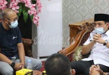 Sales Area Manager Retail Lampung Bengkulu PT Pertamina (Persero), Donny Brilianto dengan wakil walikota Bengkulu Dedy Wahyudi, Rabu sore (10/2/2021) di balai kota.