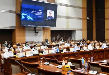 Menteri Kominfo Johnny G. Plate bersama pejabat Kementerian Kominfo dengan latar belakang Anggota Komis I DPR RI yang hadir secara virtual dalam Rapat Kerja Komisi I dan Kementerian Kominfo di Gedung Nusantara II Kompleks DPR RI Senayan Jakarta, Senin (01/02/2021). - (AYH)