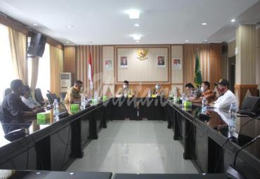 Plt. Asisten I Setda Provinsi Bengkulu Supran, saat menerima audiensi Barisan Masyarakat Pejuang Tanah Ulayat Penyanggah (BMPTUP)  PT. PDU, di Ruang Rapat Rafflesia Kantor Gubernur Bengkulu, Senin (1/2).