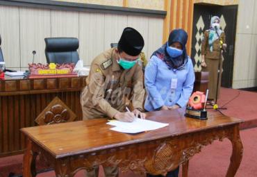 Sekretaris Daerah Provinsi Bengkulu Hamka Sabri saat Penandatanganan Dokumen Penyerahan Pelabuhan Pendaratan Ikan (PPI) Pasar Seluma di Ruang Pola Pemprov Bengkulu, Selasa (2/2/2021).