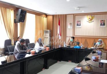 Sekretaris Daerah Provinsi Bengkulu, Hamka Sabri saat Rapat bersama PT. HUTAMA KARYA di ruang Rafflesia, Senin (8/2). 