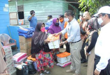 Foto Dok, penyerahan bantuan pada penduduk