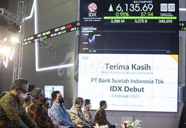 Menteri BUMN Erick Thohir (ketiga kiri) bersama (dari kiri) Wakil Menteri BUMN II Kartika Wirjoatmodjo, Ketua Dewan Komisioner OJK Wimboh Santoso, Kepala Eksekutif Pengawas Pasar Modal OJK Hoesen, Direktur Utama PT Bank Syariah Indonesia Tbk (BSI) Hery Gunardi dan Direktur Utama Bursa Efek Indonesia (BEI) Inarno Djajadi saat IDX Debut BSI di Main Hall BEI, Jakarta, Kamis (4/2/2021). - (antarafoto)