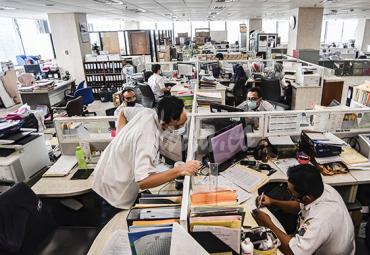 Pegawai Badan Kepegawaian Daerah DKI Jakarta menyelesaikan pekerjaannya di kantor Balai kota Jakarta, Rabu (10/2/2021). - (antarafoto)