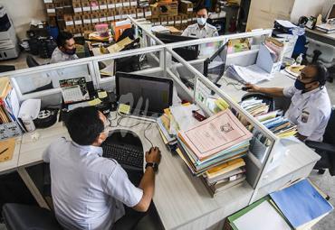 Pegawai Badan Kepegawaian Daerah DKI Jakarta menyelesaikan pekerjaannya di kantor Balai kota Jakarta, Rabu (10/2/2021). - (antarafoto)