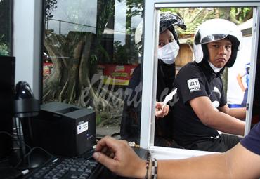 Pengunjung mempergunakan fasilitas parkir digital yang dipasang di depan Stadion Gajayana, Malang, Jawa Timur, Senin (4/1/2021). - (antarafoto)