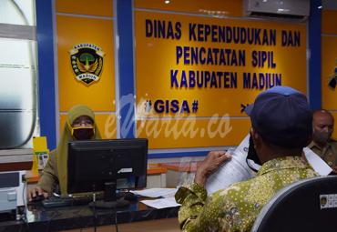 Petugas melayani warga di Mal Pelayanan Publik Kabupaten Madiun, Jawa Timur, Selasa (12/1/2021). - (antarafoto)