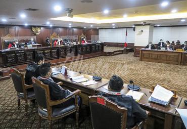 Hakim Konstitusi Arief Hidayat (tengah) memimpin sidang panel III saat sidang Perselisihan Hasil Pemilihan Wali Kota Surabaya (Pilwali Surabaya) di Mahkamah Konstitusi, Jakarta, Selasa (26/1/2021). (antarafoto)