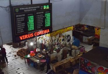 Aktivitas jual beli di Pasar Besar Kota Madiun, Jawa Timur, Rabu (6/1/2021). - (antarafoto)