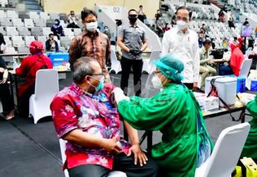 Presiden Tinjau Vaksinasi Massal bagi SDM Kesehatan