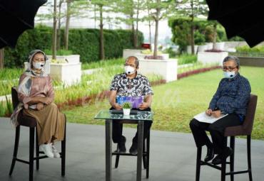 Kepala Badan Litbang SDM Kementerian Kominfo Hary Budiarto (tengah) bersama Kapusbang Literasi Profesi dan Sertifikasi Badan Litbang SDM, Heri M. Idris dan Staf Khusus Menteri Kominfo Lathifa Anshori dalam Talkshow Peluncuran Awal DTS 2021: </>ngoding Ngobrolin Digital Daring yang berlangsung virtual dari Tangerang, Jumat (26/02/2021). - (IRF)