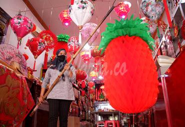 Karyawan menata lampion yang dijual di salah satu toko di Makassar, Sulawesi Selatan, Kamis (4/2/2021). - (antarafoto)