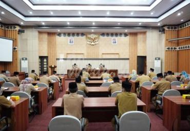 Hari Pertama Tugas, Gubernur Gelar Rapat Tertutup