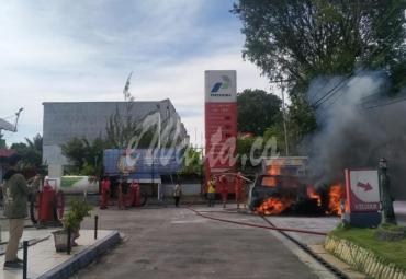 Satu Unit Minibus Hangus Terbakar di SPBU Padang Jati