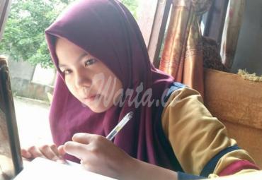 Tampak salah satu siswi di Kota Bengkulu sedang mengikuti belajar daring