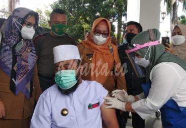 Walikota Helmi Jalani Vaksinasi Tahap II