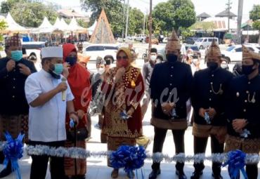 Launching alun-alun Berendo Kota Bengkulu dengan melakukan pemotongan pita secara simbolis, Rabu (17/03/2021).