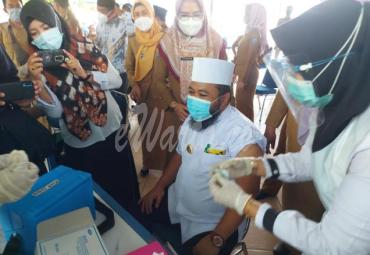 Walikota Bengkulu saat menerima vaksin Covid-19