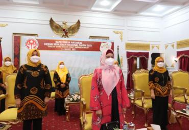  Ketua Dekranasda Provinsi Bengkulu Hj. Derta Wahyulin usai dilantik oleh Ketua Dekranasda pusat di Balai Raya Semarak, Rabu(3/3). 