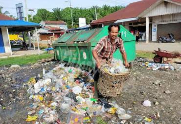 Sampah menumpuk di Pasar Pulai Payung