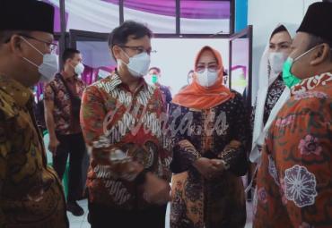 Menkes tinjau  pelaksanaan vaksinasi Covid-19 tahap ke II khusus lansia yang dilaunching di UPTD Puskesmas Kelurahan Jalan Gedang, Kamis (11/3/2021).