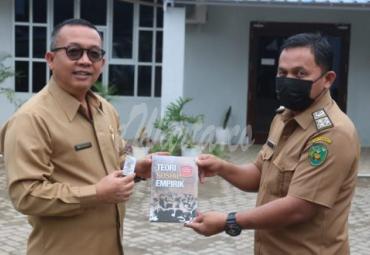 Kadis Kominfosan Berikan Penghargaan kepada PTT Terbaik dan Lepas Kasubag Umum