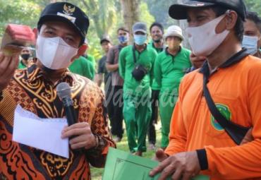 Wawali Serahkan SPT Sekaligus Gaji 3 Bulan kepada 294 PTT Dinas LH