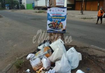 Dilarang Buang Sampah di Sepanjang Jalan Hibrida