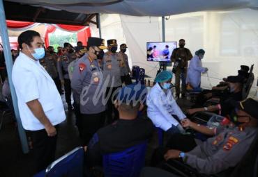 Kapolri Saksikan Langsung Donor Plasma Konvalesen di NTT