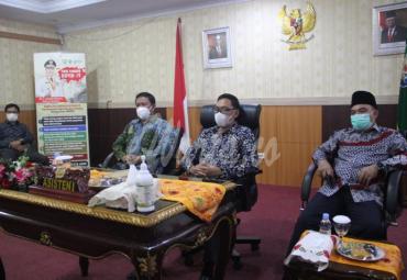 Webinar Sinergi Kebijakan Insentif Nakes Penanganan Covid-19 Tahun Anggaran 2021, di Ruang VIP Pola Pemprov Bengkulu, Selasa (6/04).