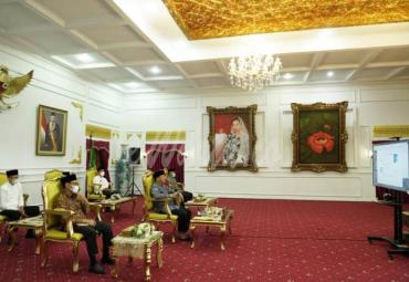 Rapat Bersama Menko Maritim via zoom meeting di Balai Raya Semarak, Jumat (16/4). 