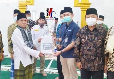 Wabup Seluma Serhkan Bantuan untuk Masjid Nurul Islam. Foto: Kominfo